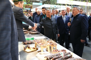 В агропромпарке «Казань» Рустам Минниханов открыл международную халяль-ярмарку Kazan Halal Market