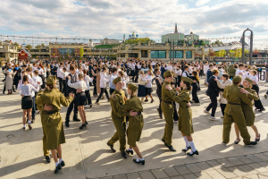 На Кремлевской набережной прошла традиционная акция «Вальс Победы»