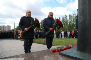 Рустам Минниханов в казанском парке Победы возложил цветы к вечному огню