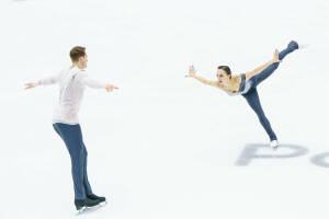 На Гран-при по фигурному катанию, который прошел в эти выходные в Казани, две медали у татарстанцев. Дина Хуснутдинова заняла первое место в женском одиночном катании. Глеб Лутфуллин вошел в тройку лидеров среди мужчин, заняв третье место.