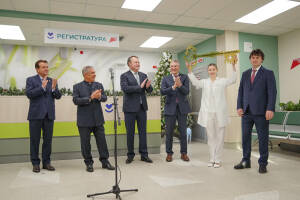 Сегодня Раис Республики Татарстан Рустам Минниханов принял участие в открытии двух новых поликлиник в Казани. Он лично прибыл на открытие филиала городской поликлиники № 20 на улице Фикрята Табеева, которая будет оказывать медпомощь жителям жилых комплексов «Весна» и «Весна 2». Также в режиме видеосвязи Раис открыл здание детской поликлиники №11 в ЖК «Волжские просторы».