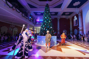 В преддверии Нового года в стенах Казанского театра кукол «Экият» прошла благотворительная елка, на которую пригласили 250 детей из многодетных, малоимущих семей, семей участников СВО и тех, кто оказался в трудной жизненной ситуации. Праздник традиционно организовало объединение женщин-депутатов Государственного Совета Республики Татарстан «Мәрхәмәт – Милосердие».