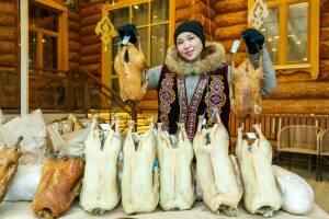 Общественное объединение татарских женщин «Ак калфак» совместно со Всемирным конгрессом татар провело традиционный всероссийский фестиваль «Каз өмәсе» – «Гусиное перо». Фестиваль, который в этом году состоялся в пятый раз, завершился ярмаркой и церемонией награждения победителей в казанском комплексе «Туган авылым».