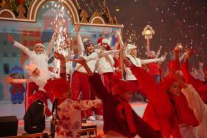 «В ваших руках будущее нашей великой страны. Каждый из вас – яркая звезда, талант, способный изменить мир к лучшему», – отметил Рустам Минниханов, поздравляя ребят, которые пришли на новогоднее представление в «Татнефть Арену». Для детей с новогодними номерами выступили Эльмира Калимуллина, Элвин Грэй, Ильсия Бадретдинова, многие другие артисты и, конечно, Дед Мороз со Снегурочкой.