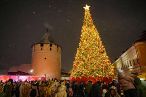 Во дворе Присутственных мест Казанского Кремля сегодня состоялось торжественное открытие новогодней елки. Праздник объединил жителей и гостей столицы Татарстана, став ярким стартом зимней программы на территории музея-заповедника.