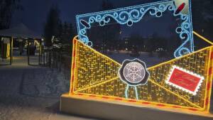 Фотографы «Татар-информа» показывают места столицы Татарстана, где можно зарядиться новогодним настроением и сделать красивые фото и видео с атмосферой самого волшебного праздника в году. В объективе Султана Исхакова — сквер на Комсомольской площади в Дербышках, парк у ДК им. Саид-Галиева и озеро Комсомольское.