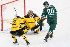 «Ак Барс» завершил 2025 год в регулярном чемпионате КХЛ победой над «Северсталью» (4:3 по булл.). В напряженном матче казанцам удалось обыграть череповчан в серии буллитов.