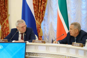 В Казани сегодня прошло 78-е заседание Совета законодателей Приволжского федерального округа. Парламентарии рассмотрели два вопроса – опыт регионов по организации местного самоуправления и развитие внутреннего туризма. Участники заседания обозначили проблемные точки в этих сферах и внесли предложения.