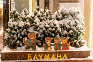 Фотографы «Татар-информа» показывают места столицы Татарстана, где можно зарядиться новогодним настроением и сделать красивые фото и видео с атмосферой самого волшебного праздника в году. В объективе Салавата Камалетдинова – главная улица Казани Баумана. Традиционно ее украшению уделяют особенное внимание. Вечером она особенно красива. На каникулах есть возможность сделать атмосферные новогодние фотографии.