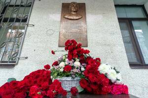 На здании Дома актера в Казани открыли мемориальную доску актрисе, драматургу, общественному деятелю, народной артистке РСФСР и ТАССР Рашиде Зиганшиной. Церемония открытия прошла в дату, когда в России впервые отмечается новый профессиональный праздник - День артиста.