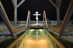 Чин великого освящения воды в Крещенский сочельник совершил митрополит Казанский и Татарстанский Кирилл на реке Казанке. Иордань оборудовали рядом с храмом-памятником в честь Нерукотворного Образа Спасителя. Несколько лет подряд здесь не было купели, хотя ранее место было традиционным для купания в Крещение.