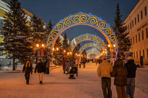 Фотографы «Татар-информа» показывают места столицы Татарстана, где можно зарядиться новогодним настроением и сделать красивые фото и видео с атмосферой самого волшебного праздника в году. В объективе Владимира Васильева – площадь Тысячелетия с видом на Казанский кремль и, конечно, территория самого Кремля, где во дворе Присутственных мест расположилась одна из самых красивых ёлок Казани.