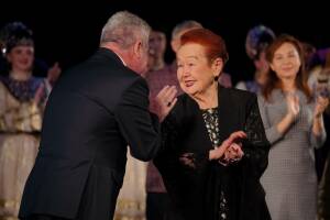 Заслуженный деятель искусств РСФСР и ТАССР Лима Кустабаева проработала в Государственном ансамбле песни и танца Татарстана 30 лет. Она пришла в ансамбль как главный хормейстер, а позже заняла должность художественного руководителя.