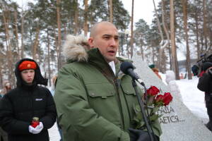 В сквере у ДК им. Саид-Галиева в казанском поселке Дербышки 27 января каждый год возлагают цветы к памятнику жителям блокадного Ленинграда. Почтить их память приходят как эвакуированные в годы войны ленинградцы, так и представители власти, молодежных организаций и местные жители. Сегодня среди них был и Герой России Расим Баксиков.