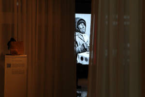 В Галерее современного искусства Музея ИЗО открылась фотовыставка-аукцион Артура Назарова о работе благотворительного центра «Приют человека». Все вырученные средства направят на организацию горячего питания для нуждающихся.