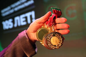 В Казани, в театре «Созвездие-Йолдызлык», сегодня прошел уникальный «Большой деревенский концерт», организованный в честь 105-летия главного общественно-политического журнала республики – «Татарстан».