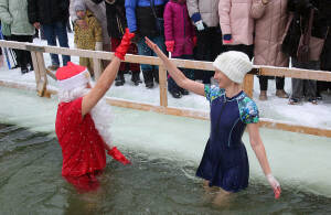 На озере Комсомольском в Дербышках прошел традиционный праздник для любителей зимнего закаливания. Казанские моржи окунались в прорубь в компании с Дедом Морозом и согревались в бане, а всех зрителей ждали танцы, песни и горячие пирожки с чаем.