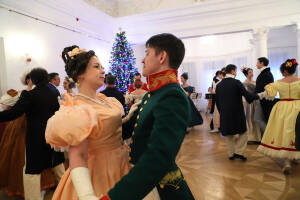 Гости исполнили танцы, популярные на балах в 1830-х. Рождественские балы были традиционными для России в XIX веке. В этом году организаторы - студия исторической танцевальной реконструкции «Андерсен» – подготовили танцы Англии 1830-х годов: кадриль, вальс, мазурку и другие.