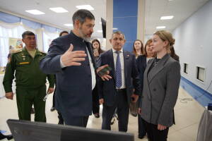 Лаишевский район завершил 2025 год с ростом промышленности, инвестиций и зарплат, войдя в число лидеров в Татарстане. На итоговой сессии власти отчитались о запуске новых производств и строительном буме, но вместе с этим признали: быстрый прирост населения обострил дефицит школ, дорог и врачей.