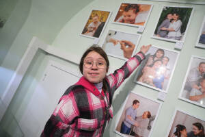 В Музее истории Благовещенского собора Казанского Кремля открылась фотовыставка «Материнская любовь». В экспозицию вошли фотоработы детей и подростков с особенностями развития. Освоили фотодело дети на курсах в Центре духовного и творческого развития «Перемена».