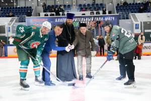 В матче сыграли команды «Легенды хоккея РТ» и «Боевое братство». В турнире приняли участие известные именитые спортсмены Татарстана и экс-хоккеисты ХК «Ак Барс» в числе которых Данис Зарипов, Алексей Чупин, Василий Токранов, а также военнослужащие и ветераны боевых действий. Все собранные средства будут отправлены на гуманитарную помощь в зону СВО.