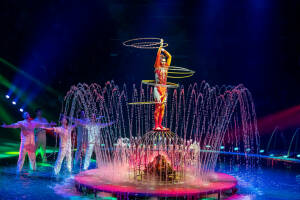 Главной декорацией циркового действа стали фонтаны, взмывающие на 18-метровую высоту – для полного погружения в атмосферу морского путешествия.