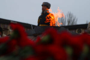 Торжественная церемония возложения цветов к Вечному огню Мемориала Славы в парке Победы состоялась сегодня в Казани. В мероприятии приняли участие Премьер-министр РТ Алексей Песошин, заместитель министра труда, занятости и социальной защиты РТ, Герой России Расим Баксиков, Герой России Александр Лапин, а также ветераны боевых действий, представители патриотических и молодежных движений.
