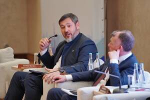 В конференции принимают участие генеральный директор АО «Российский экспортный центр» Вероника Никишина и заместитель министра промышленности и торговли Российской Федерации Роман Чекушов.