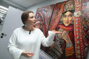 В штабе общественной поддержки «Единой России» в Татарстане открылась выставка «Сокровища древних тюрков». Новая экспозиция в выставочном пространстве «Штаб-Экспо» приурочена к Году единства народов России и объединяет живопись и авторскую куклу.