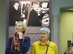 Выставка посвящена 90-летию со дня рождения двух художников – Александра Туманова и Тавиля Хазиахметова. Экспозиция знакомит зрителя с двумя основными художественными тенденциями в книжном искусстве Татарстана 1960-80-х гг. на примере иллюстраций к детским изданиям. На выставке представлены более 90 графических произведений художников из собрания ГМИИ РТ и более 100 оформленных ими книг из фондов Научной библиотеки им. Н.И. Лобачевского КФУ.