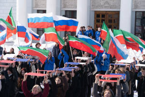 На площадке перед мультимедийным парком «Россия – Моя история» в Казани прошел массовый флешмоб. Участники выстроились в слова «Крым», «Россия» и «Навсегда», держа в руках таблички цветов российского триколора, размахивая флагами России и Татарстана.