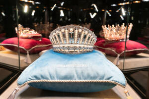 В Национальном музее Республики Татарстан состоялась торжественная церемония передачи трех уникальных корон победительниц Международного конкурса красоты «Мисс BRICS», «Миссис BRICS» и «Little Miss BRICS». Короны будут размещены в витринах «Золотой кладовой», где с 24 марта по 5 апреля их смогут увидеть все желающие.