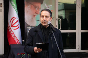 В столице Татарстана состоялась церемония возложения цветов в память о погибшем Верховном лидере Исламской Республики Иран аятолле Али Хосейни Хаменеи. Она прошла у входа в здание Генерального консульства Ирана в Казани.