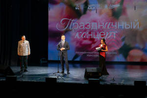 Сегодня Генерал-полковник, Герой России Александр Лапин сходил на праздничный концерт, посвященный Международному женскому дню, для матерей и жен участников специальной военной операции.