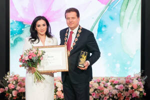 Итоги конкурса «Женщина года. Мужчина года: женский взгляд» подвели сегодня в Казанской ратуше. Собравшихся представительниц прекрасного пола с наступающим Международным женским днем поздравил мэр столицы Татарстана Ильсур Метшин.