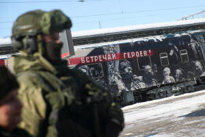 На вокзале «Казань-1» начала работу иммерсивная передвижная выставка «Поезд Победы». Она состоит из десяти вагонов, каждый из которых посвящен различным историям, связанным с Великой Отечественной войной.