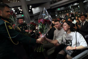 В казанском КРК «Пирамида» прошел концерт в рамках всероссийского патриотического проекта «Живи, Страна!». Его провели в поддержку участников специальной военной операции и членов их семей. Эстрадные певцы и актеры, которые выступают на концертах в рамках проекта, выступают безвозмездно.