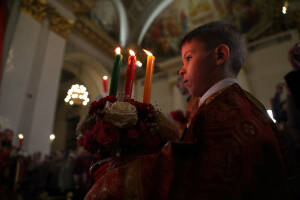 Во всех православных храмах Татарстана сегодня ночью встретили главный праздник – Воскресение Христово. Несколько тысяч верующих собрались на праздничную службу в соборе Казанской иконы Божией Матери. Возглавил Богослужение митрополит Казанский и Татарстанский Кирилл.