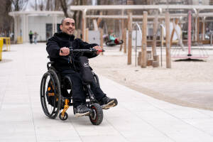 В Казани в этом году откроют новый Центр инклюзии «Ярдэм», который станет одним из крупнейших реабилитационных пространств для людей с ограниченными возможностями здоровья. Объект создается рядом с бульваром на улице Серова и будет интегрирован в единую городскую среду.