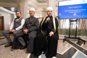 В театре Камала 24 апреля пройдет Международная премия Священного Корана. Подробнее о мероприятии организаторы рассказали на пресс-конференции в Музее исламской культуры Казанского Кремля. К мероприятию приурочили выставку арабской каллиграфии члена Союза художников России, каллиграфа Гульназ Исмагиловой.