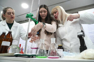 Региональный этап Всероссийской ярмарки трудоустройства «Работа России. Время возможностей» и фестиваль профессий стартовали в Казани на площадке УНИКСа. По всей республике работают 46 площадок, где более 350 работодателей представляют около 10 тыс. вакансий для специалистов разного уровня.