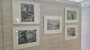 В ДК им. Саид-Галиева казанского поселка Дербышки состоялось открытие фотовыставки «В едином строю», посвященной Году воинской и трудовой доблести и Году единства народов России. На выставке представлены работы участников народной фотостудии «Казан». С открытием выставки фотографов поздравила директор казанской школы №101 Татьяна Петрова, которая с самого начала СВО организует сбор гуманитарной помощи для бойцов и уже более 30 раз сама отвозила ее на передовую вместе с другими волонтерами.