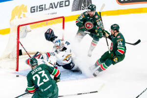 «Ак Барс» снова на один шаг ближе «Металлурга» к победе в полуфинале Кубка Гагарина: казанцы одержали вторую уверенную победу в третьем матче с магнитогорцами (4:1, счет в серии – 2-1).