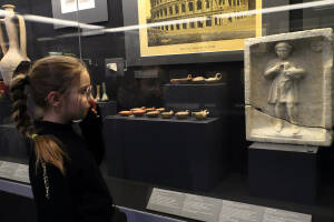 «В начале апреля музей традиционно отмечает свой день рождения. К этой дате мы открываем кабинет редкостей, в котором будут отражены старейшие коллекции – египетская и античная. Это предметы, относящиеся к династии фараонов, есть древнейшие вещи, связанные с культом. В античной коллекции есть, например, монеты Александра Македонского. Будем показывать подобное, ротируя предметы», – рассказал «Татар-информу» гендиректор Национального музея РТ Айрат Файзрахманов.