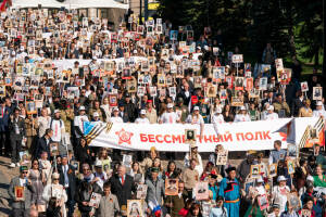 Второй год подряд шествие в Казани в День Победы проходит в очном формате после небольшого перерыва, когда акция проводилась онлайн. Колонна в Казани прошла по традиционному маршруту — от улицы Карла Маркса до площади Тысячелетия. В этом году «Бессмертный полк» объединил около 130 тысяч человек в Татарстане.