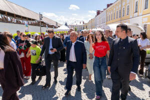 Раис Татарстана Рустам Минниханов посетил площадку проведения «Фестиваля детства» в Казанском Кремле. Он пообщался с юными жителями республики и поздравил всех участников и гостей фестиваля с Днем защиты детей и стартом программы «Лето в Татарстане».