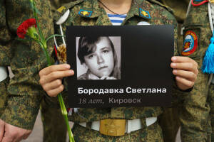 Сегодня в парке Победы активисты Татарстанского отделения «Молодая Гвардия Единой России» совместно с комитетом по делам детей и молодежи города Казани возложили цветы к мемориалу и почтили память детей – жертв войны на Донбассе.