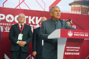 В Казани официально открылся Международный форум «РОСТКИ: Россия и Китай — взаимовыгодное сотрудничество». Участие в церемонии приняли Раис Татарстана Рустам Минниханов, Чрезвычайный и Полномочный Посол КНР в России Чжан Ханьхуэй, заместитель председателя Госдумы РФ Александр Бабаков и другие почетные гости.