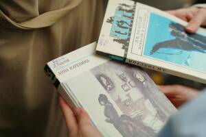 В тесный круг поздравителей, пришедших отметить 198-й день рождения Льва Толстого у бюста классику, вошли заместитель министра культуры РТ Ленар Хакимзянов, заместитель министра по делам молодежи Владислав Усанов, заместитель мэра Казани Гузель Сагитова, генеральный директор Национального музея РТ Айрат Файзрахманов, председатель РОО «Русское национально-культурное объединение» Ирина Александровская, представители генеральных консульств Венгрии и Ирана в Казани, научного и культурного сообществ, студенты и школьники.