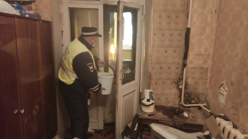 В Казани инспекторы ГИБДД спасли пожилую женщину из пожара